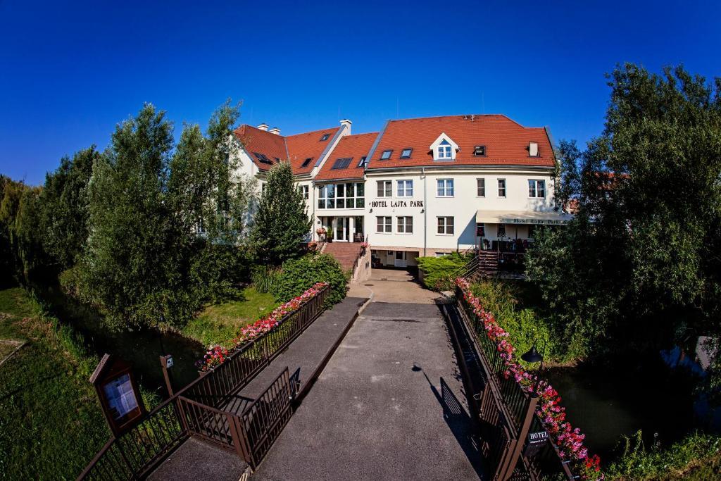 Hotel Lajta Park Mosonmagyaróvár Buitenkant foto